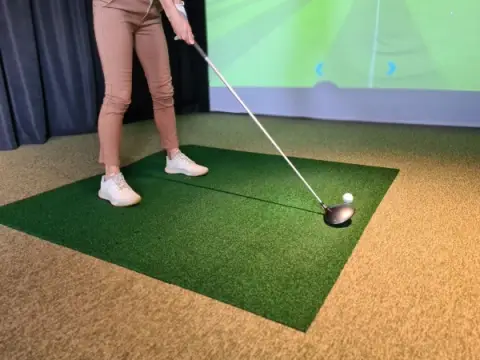 golf simulator with projector